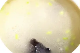 月子餐30天全月食谱之木耳黑鱼汤，科学坐月子健康一辈子视频封面