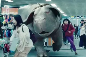 冒险电影：6吨重超级猪逃进商场，吓坏众人，而它却是女孩的爱宠视频封面