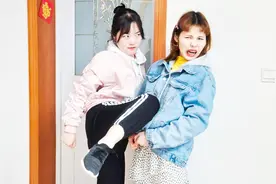 父亲带怀孕后妈回家，女儿怒踢肚子，后妈瞬间露出真面目视频封面
