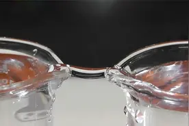 不可思议的“水桥”现象，水能在两杯之间拉丝，为什么不会断裂
