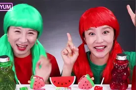 韩国小姐姐吉妮跟他的好姐妹打扮红色跟绿色的头发，这跟食物有关