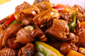 这才是新疆大盘鸡的正宗做法，学会这个技巧，爽滑麻辣，香味扑鼻