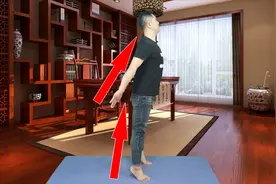 小伙演示甩手垫脚功，1天做1次，疏通肝经、肾经，提高心肺功能视频封面