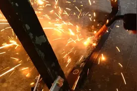 这台日本电焊机一焊接就火花四溅，焊把都快烧红了，质量太差了视频封面