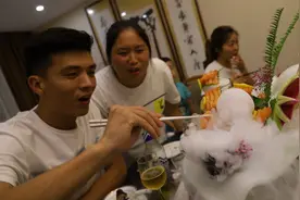 小菜园大丰收，胖妹摘20斤瓜果送表哥，顺便蹭饭，一桌好菜吃过瘾视频封面