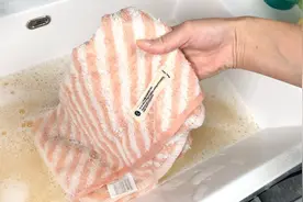 毛巾用久油腻有味道？分享个清洗技巧，毛巾洗完柔软干净，没异味视频封面