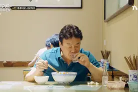 这韩国大叔太爱中国美食文化了，嚼大蒜喝白酒，吃高兴了还吟诗！视频封面