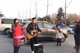 彻底落魄？旭日阳刚街头唱《春天里》，观众稀少仍卖力演出好心酸视频封面
