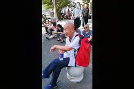 80岁老人陪孙子参加高考，回忆60年前自己参加高考，满脸幸福！视频封面