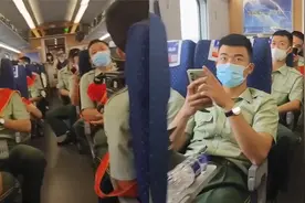 女生出差坐高铁，发现车厢全是退伍兵哥哥，激动地来回走了好几趟视频封面