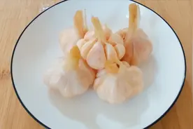 农村小伙做家常腌糖蒜吃，一次腌制了十斤，做法超简单视频封面