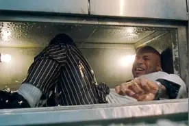 游轮厨师发现海里不对劲，连忙藏进烤箱，侥幸逃过一劫，科幻片视频封面