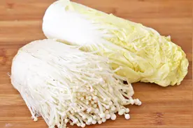 白菜和金针菇一起做，实在太香了，不炒也不炖，出锅比吃肉还下饭