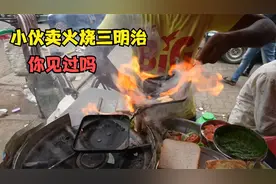 小伙街头卖火烧三明治，现场耍起杂技，顾客目瞪口呆，生意太好了