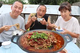 大彭今天露一手，用肥肠做麻辣菜，香辣够味，全家连吃带喝真过瘾视频封面