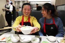 大嫂生日请吃海底捞，还没上菜先送碗生日面，蛋糕礼物惊喜连连