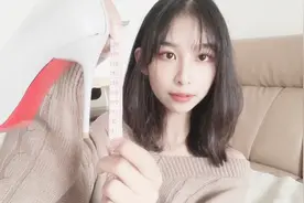 美女主持回应粉丝质疑，揭秘13厘米高跟真实高度，还现场试穿走秀