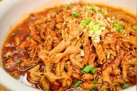 用水煮的方式做鸭肠，简直是下饭界的扛把子，看得人直咽口水