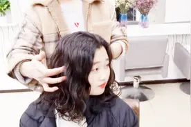 大圆脸的女生 烫了款现在最流行的满头“波纹卷”发型 真的太美了