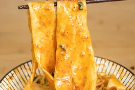 油泼面简单做法，配方比例详细，辣椒粉选用最关键，香辣筋道好吃