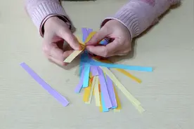 几张彩纸1根绳子，教你轻松制作一个好看的灯笼，一点都不难！