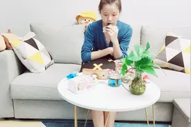 90后宅女的生活日常：在家窝沙发吃零食追剧，一个人的惬意时光视频封面