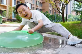 小志夏日水球大战 超大的水气球怎么也不破 太Q弹了视频封面