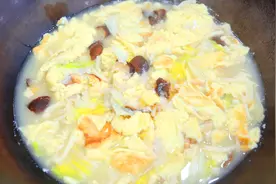 天凉了，厨师长教你在家炖香菇白菜汤，汤汁浓郁奶白，味道鲜香