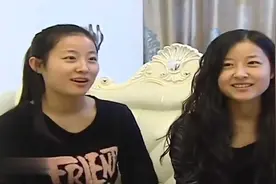 寻情记；双胞胎姐妹嫁给了双胞胎兄弟，进入他们家惊呆记者视频封面