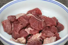 炖牛肉究竟要不要焯水？10年经验分享，软烂入味汤汁鲜美，真香视频封面