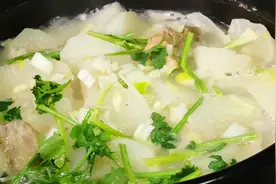 这才是山药排骨汤最好吃的做法，汤汁浓白不油腻，肉香有滋味视频封面
