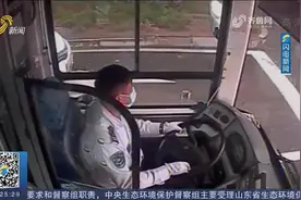 太暖心！路遇陌生人冒雨修车，济南公交司机从窗口扔下自己的雨伞视频封面