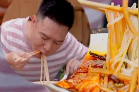 和央视记者在柳州嗦粉，原来螺蛳粉里真有螺，吃的一把鼻涕一把汗视频封面