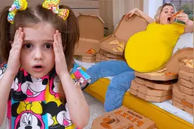 妈妈吃了太多东西肚子变得好大，外国小女孩赶紧让她运动起来！视频封面