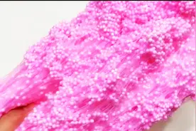 用泡沫球做粉色雪花泥，一把戳下去太解压了，粉嫩少女心无硼砂