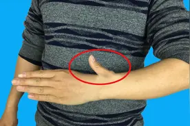 神奇的大拇指移位魔术，忽悠了我10多年，原来方法这么简单