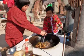 三岁女儿嫌弃妈妈做饭难吃，小小年纪亲自下厨，家人直呼太棒了视频封面