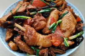 家常菜木耳炒鸡肉，这样的家常做法，香嫩入味，下酒又下饭视频封面