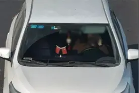 段子成真！西安一男子开车摸脸被抓拍成打电话，网友：摸脸不开车视频封面