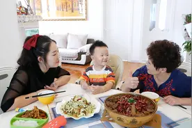 鸭脖鸭翅鸭头炖一锅，宝妈在家做水煮鸭货，搭配海蜇皮拌白菜
