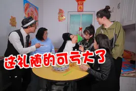 小伙随礼250心里不甘，叫来亲戚朋友一起吃饭，没想最后尴尬了视频封面