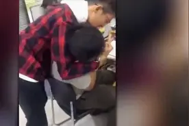 男生中考化学33分，激动抱着老师喊破音，网友：他要把老师吞了视频封面