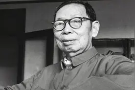 一乞丐抱着酸菜坛，赖在清华校门不走，校长出门遇见他却热泪盈眶视频封面