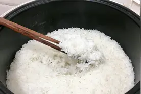 大厨教你饭店不外传的蒸米饭绝招，粒粒分明，香喷喷一大锅不够吃