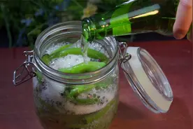 把啤酒倒进辣椒里面，没想到这么厉害，清脆爽口，真的太好吃了视频封面
