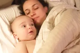 1岁宝宝不睡觉，妈妈听说用装睡哄娃很有效，没想到遭了一顿打视频封面