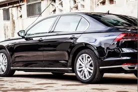 卖得最尴尬的大众车！价格让奔驰宝马都难受，降10万，月销才破千视频封面