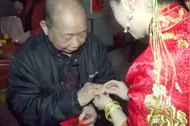 福建农村一婚礼上，新人给长辈敬茶还送金首饰，真有钱！视频封面