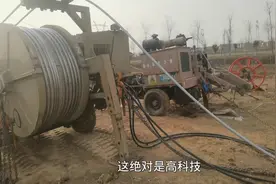 农村三万伏高压线施工现场，拉过来两台牵引机，这机器应该不便宜视频封面
