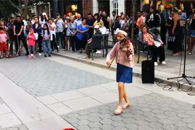 最近这个外国小女孩火了！街头小提琴演奏《铁血丹心》，惊艳全场视频封面